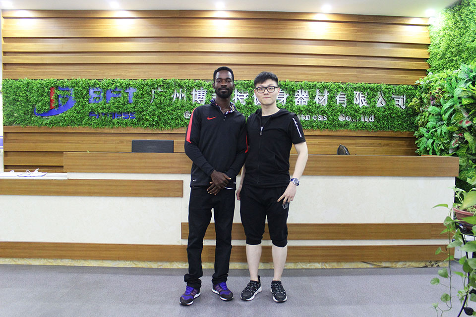 加納客戶采購(gòu)健身器材